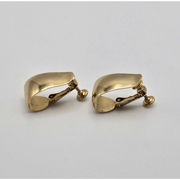 Vintage Napier Earrings Goldtone J Hoop Shiny Screwbacks Midcentury Modern 1" - Picture 2 of 12